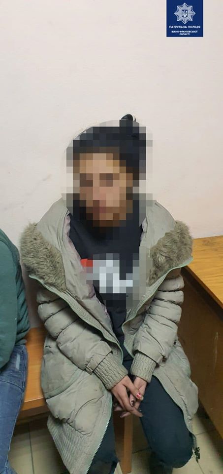 У Франківську на вокзалі четверо ромів пограбували чоловіка 1