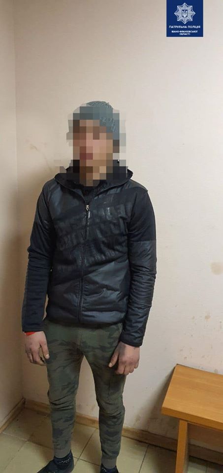 У Франківську на вокзалі четверо ромів пограбували чоловіка 4