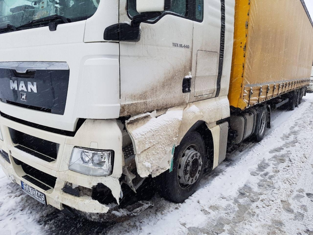 У мережах попереджають: на засніжених дорогах Прикарпаття від ранку сталося 5 ДТП 6