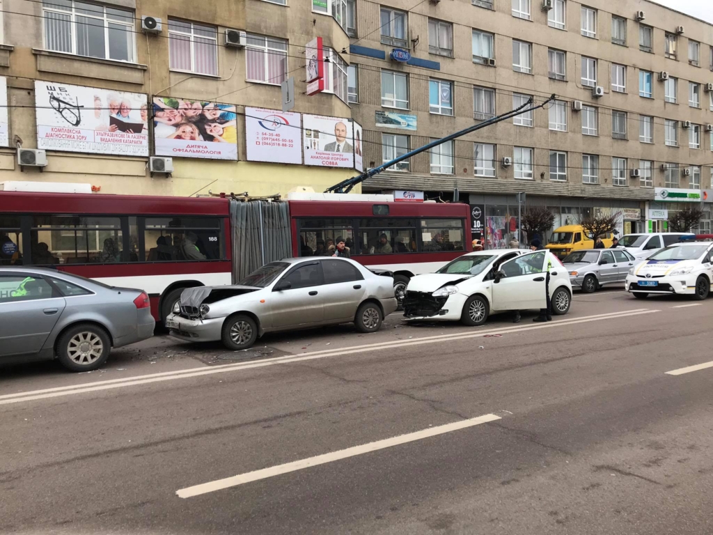 В центрі Франківська "поїздом" зіткнулися чотири машини 1