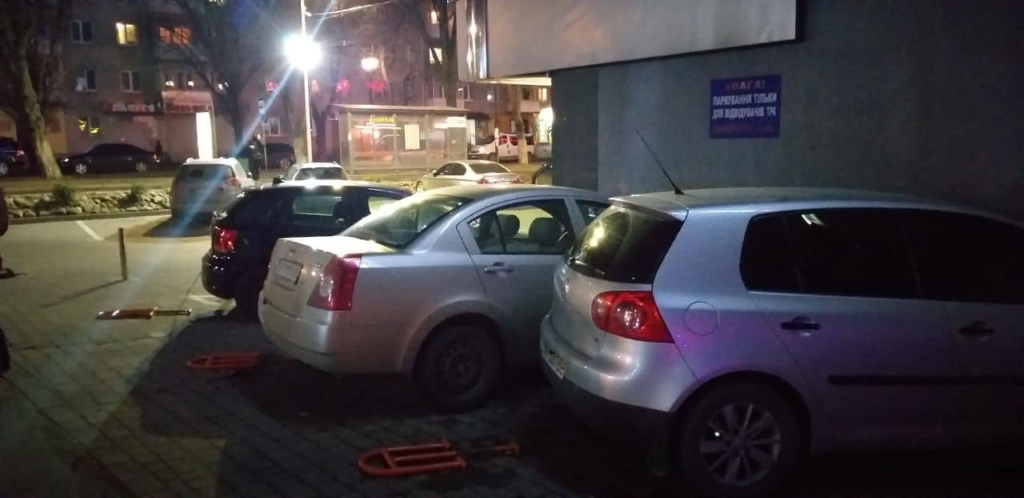 У Франківську на парковці водійка пошкодила три чужі автомобілі 1