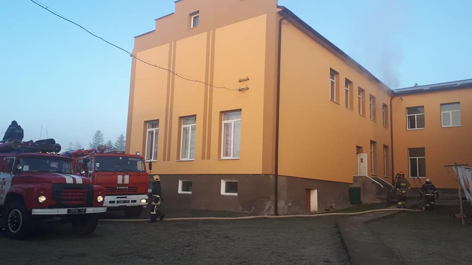 У Тисменицькому районі горить школа 1