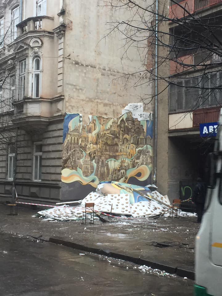 У Франківську буревій знищив величезне панно "Україна єдина" 1