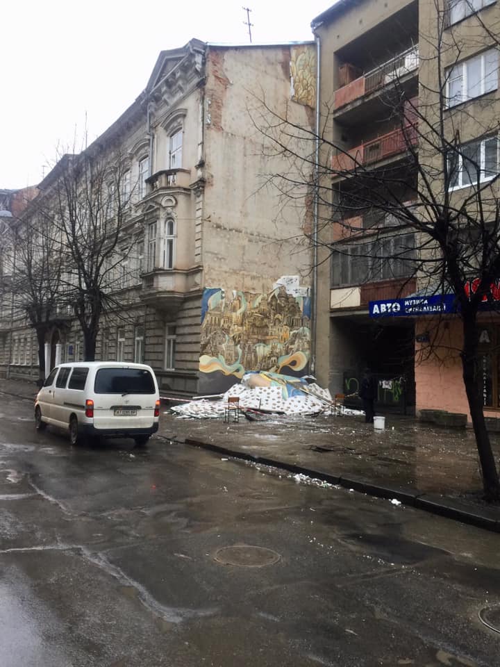 У Франківську буревій знищив величезне панно "Україна єдина" 2