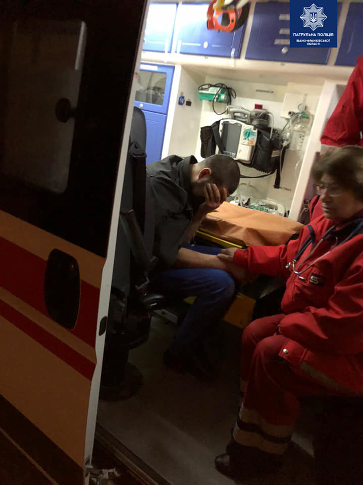 З підвалу франківської п'ятиповерхівки патрульні врятували двох чоловіків, яких затоплювала вода 2