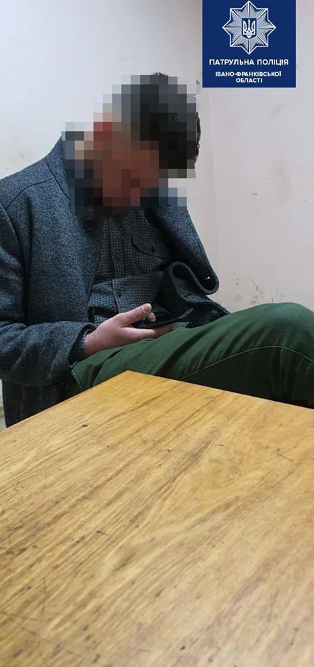 У Франківську 20-річний хуліган намагався дати патрульним тисячу гривень хабаря 1