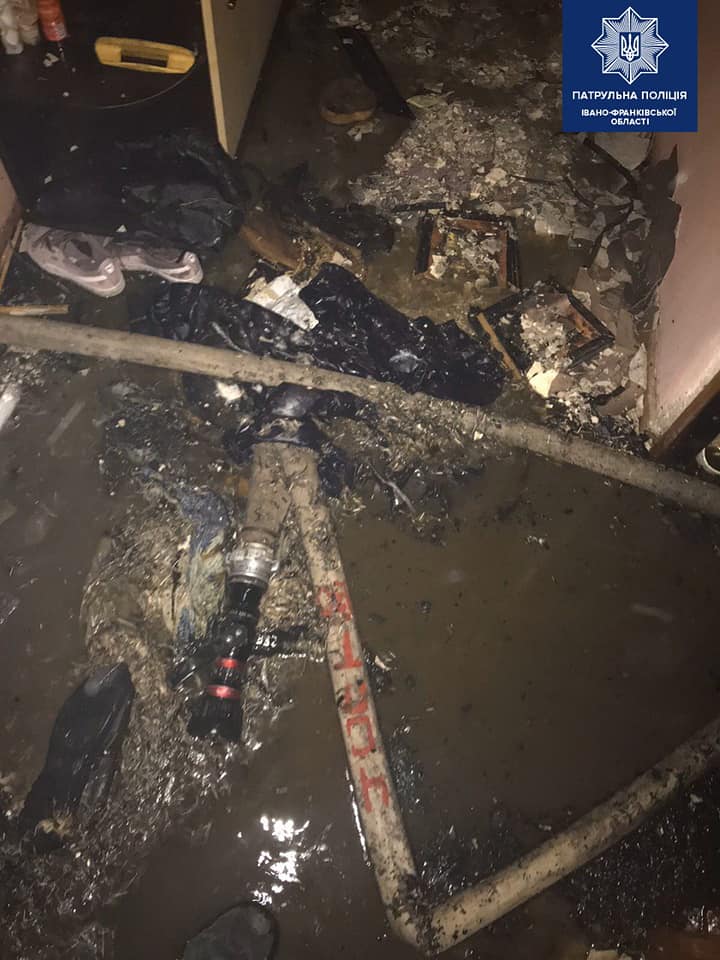 У Франківську патрульні врятували чоловіка з охопленої вогнем квартири 1