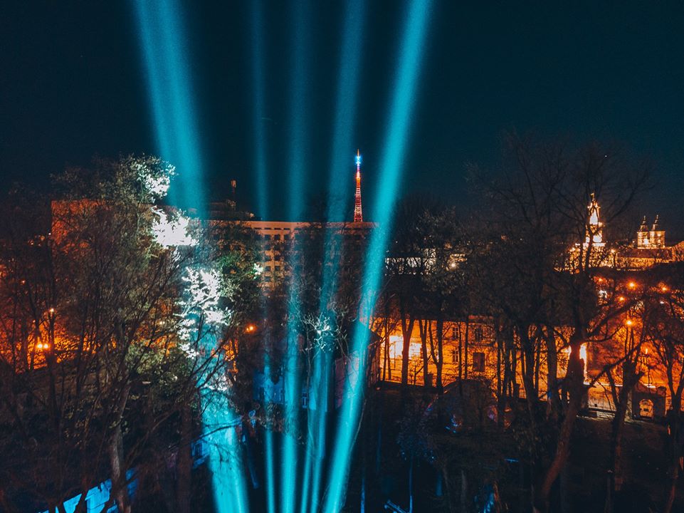 Над Франківськом засяяли "промені вдячності" для лікарів та військових 1