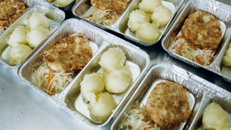 У Франківську під час карантину УГКЦ доставляє безкоштовні обіди потребуючим