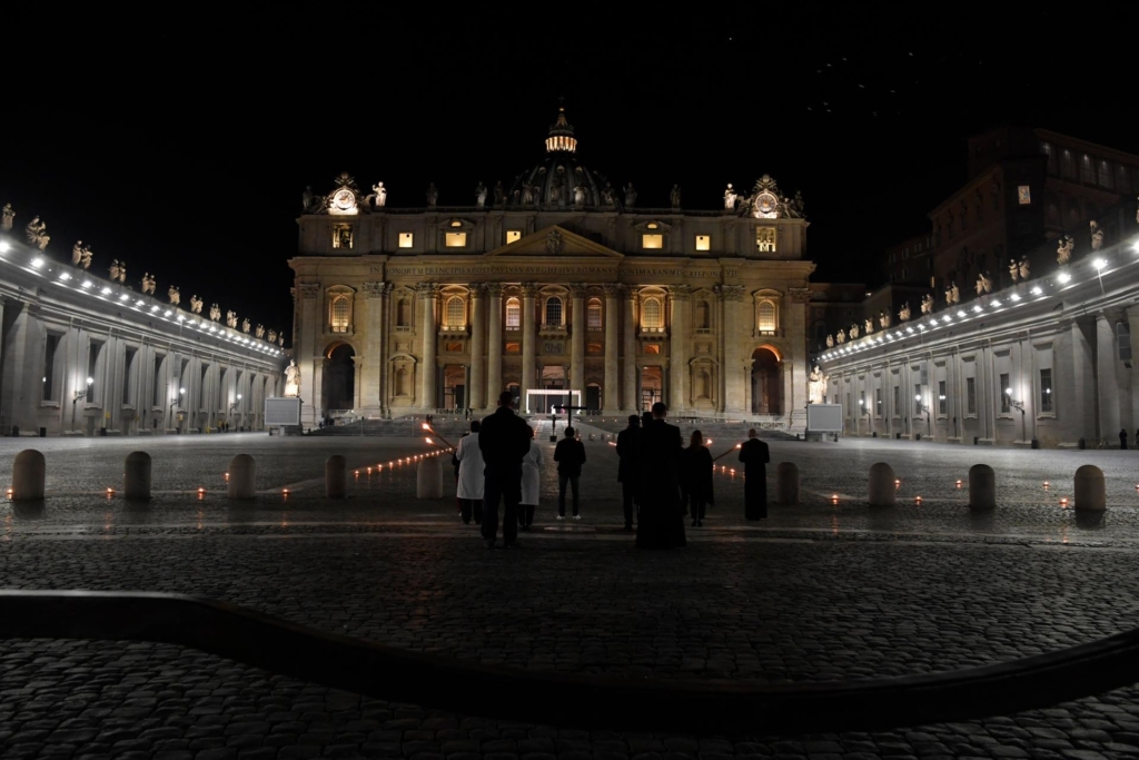 Страсна п'ятниця без вірян: Папа Франциск відслужив літургію на порожній площі Св. Петра 1