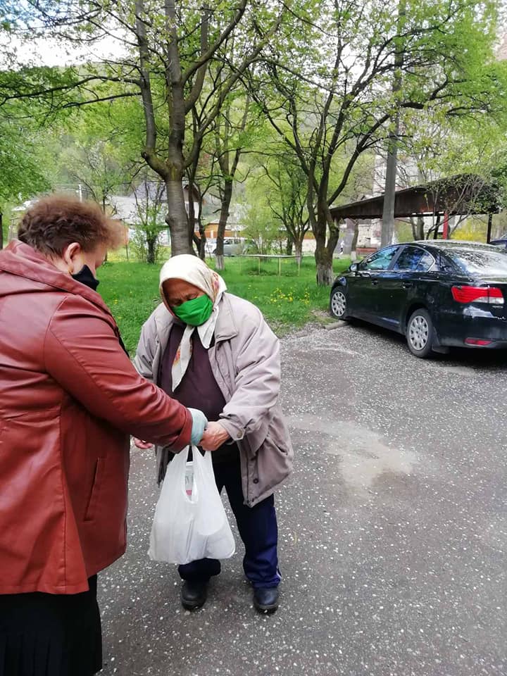 Соціальна працівниця в Яремчі готує і годує 40 одиноких підопічних 2