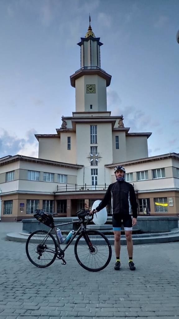 Франківець за три дні промчав велосипедом 600 км – із Києва додому 3