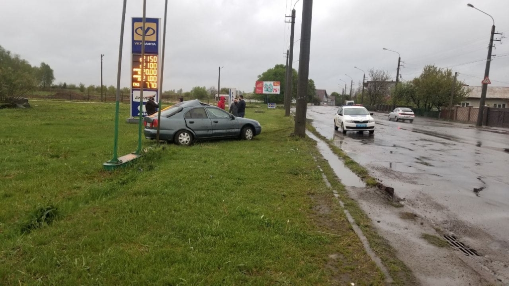 У Франківську автомобіль хотів уникнути зіткнення з іншим авто та в’їхав у стовп 1