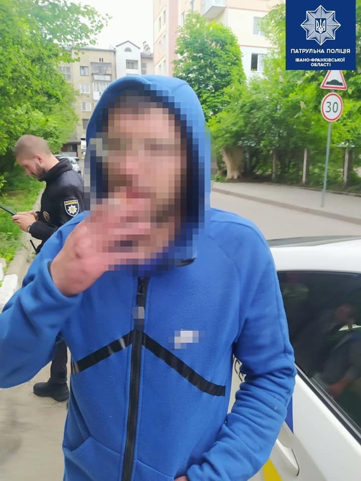 У Франківську два нетверезі дебошири намагалися підкупити патрульних 2