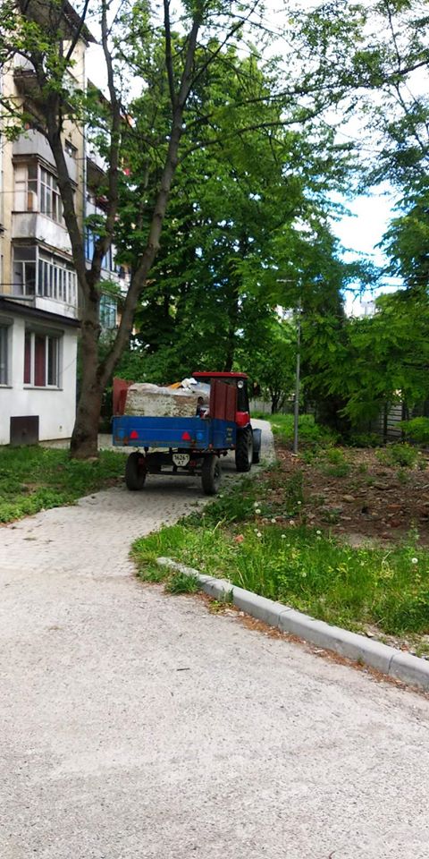 Франківські комунальники вивезли два трактори сміття з підвалу, де оселилися безхатьки 2
