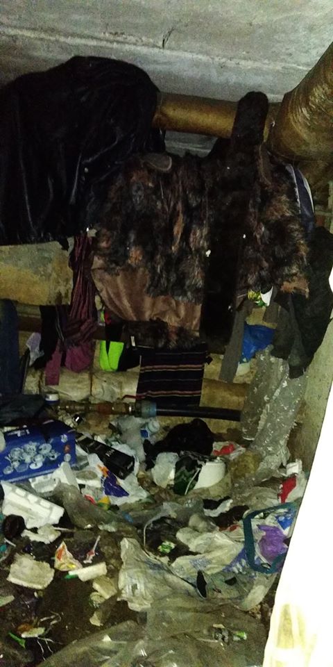 Франківські комунальники вивезли два трактори сміття з підвалу, де оселилися безхатьки 1