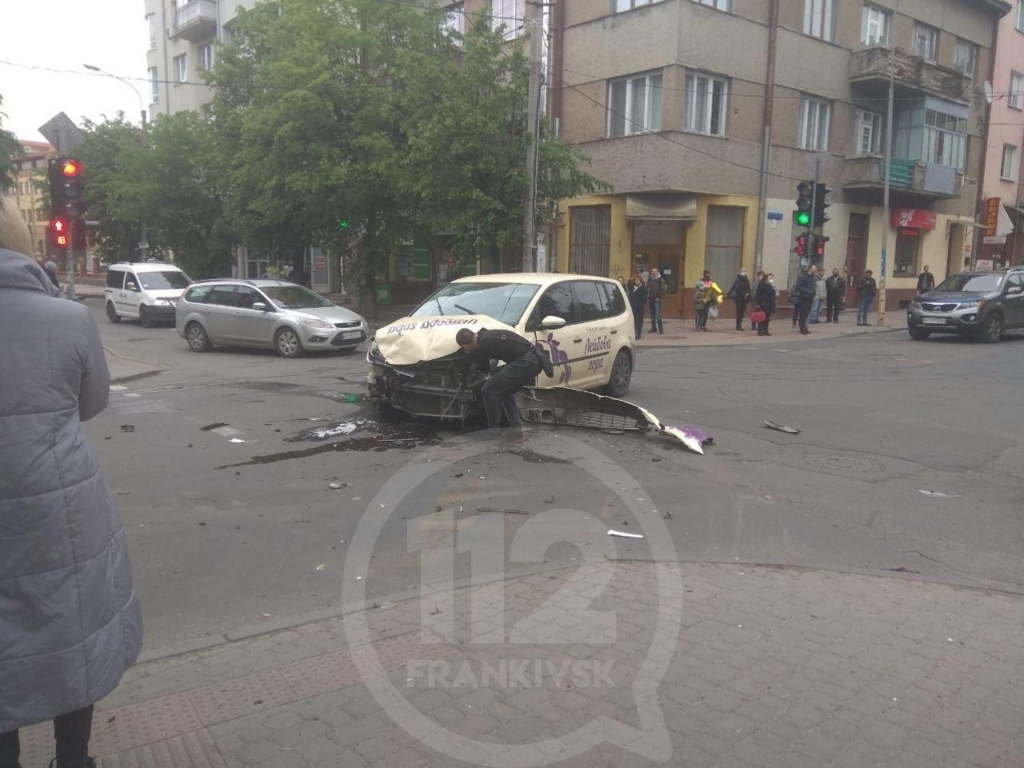На перехресті Сахарова – Коновальця Volkswagen протаранив швидку – троє пасажирів ШМД травмовані 1