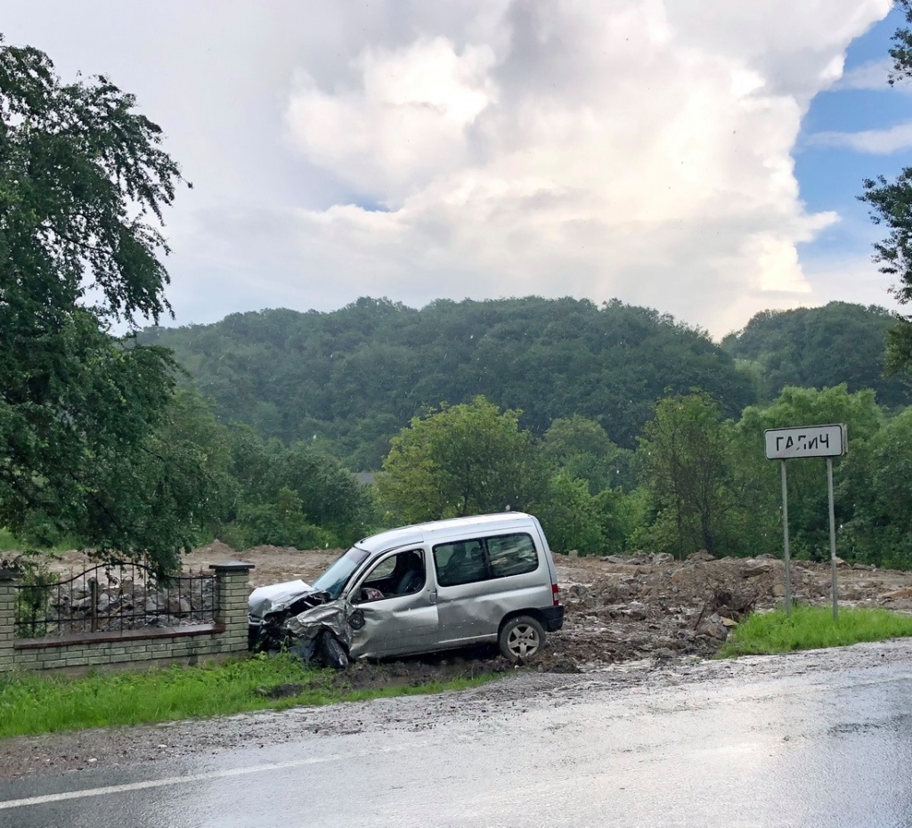 У Галичі зіткнулися дві автівки - одна машина перекинулася 1