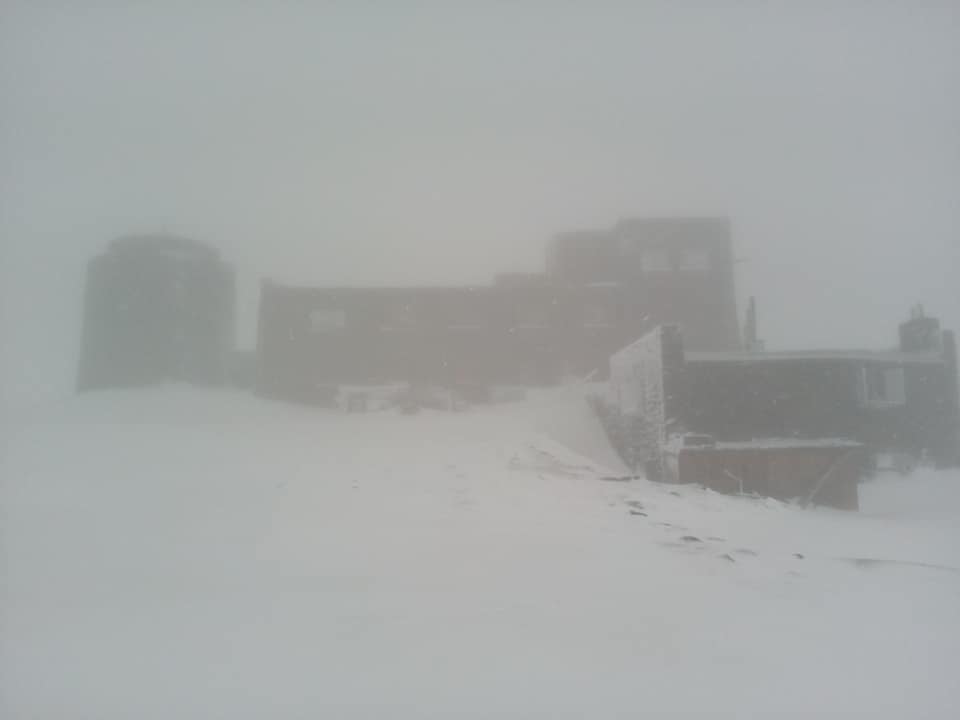 На горі Піп Іван в перший день літа сипле сніг 2