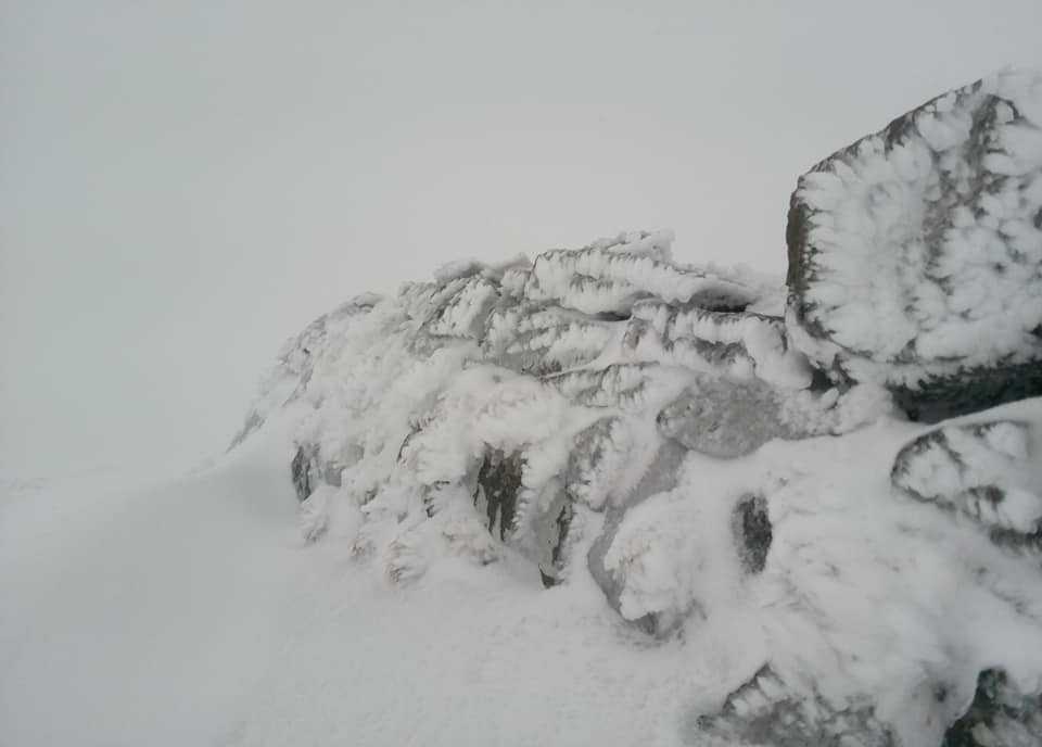 На горі Піп Іван в перший день літа сипле сніг 1