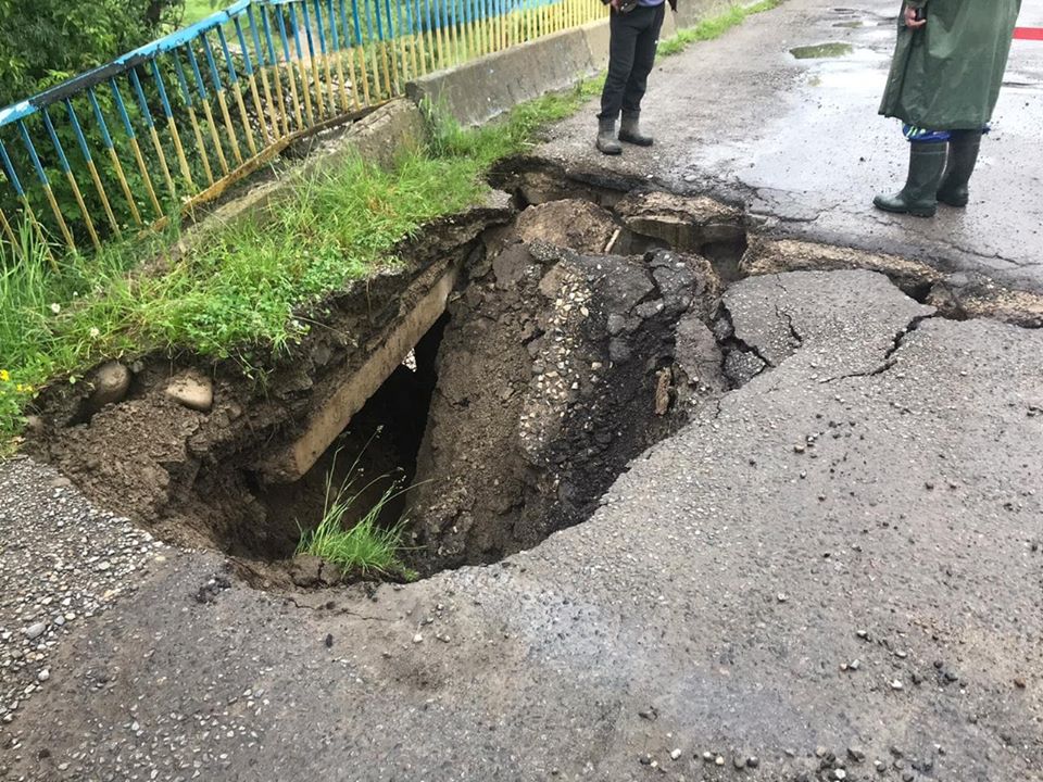 На дорозі Надвірна – Ланчин провалився міст: рух транспорту перекрито 1