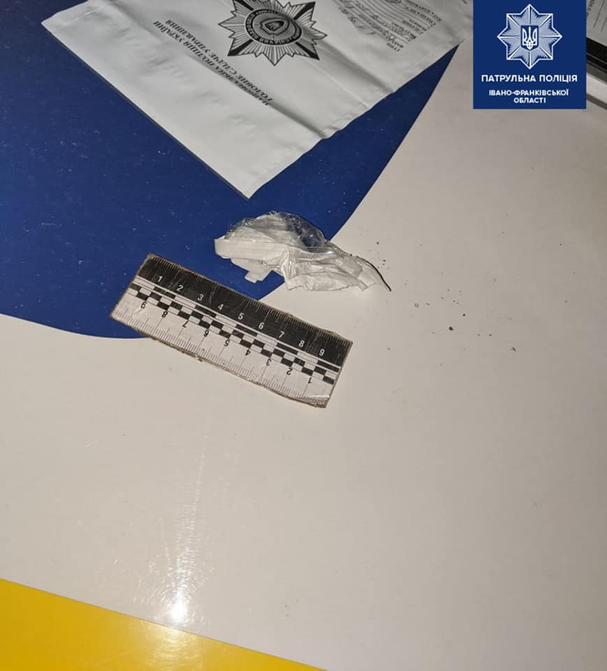 у Франківську патрульні вилучили наркотики