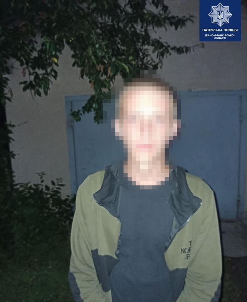 Біля вокзалу у Франківську два молодики відібрали у чоловіка телефон 1