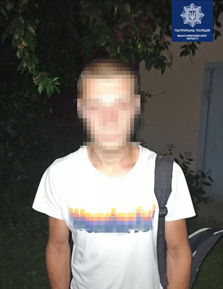 Біля вокзалу у Франківську два молодики відібрали у чоловіка телефон 2