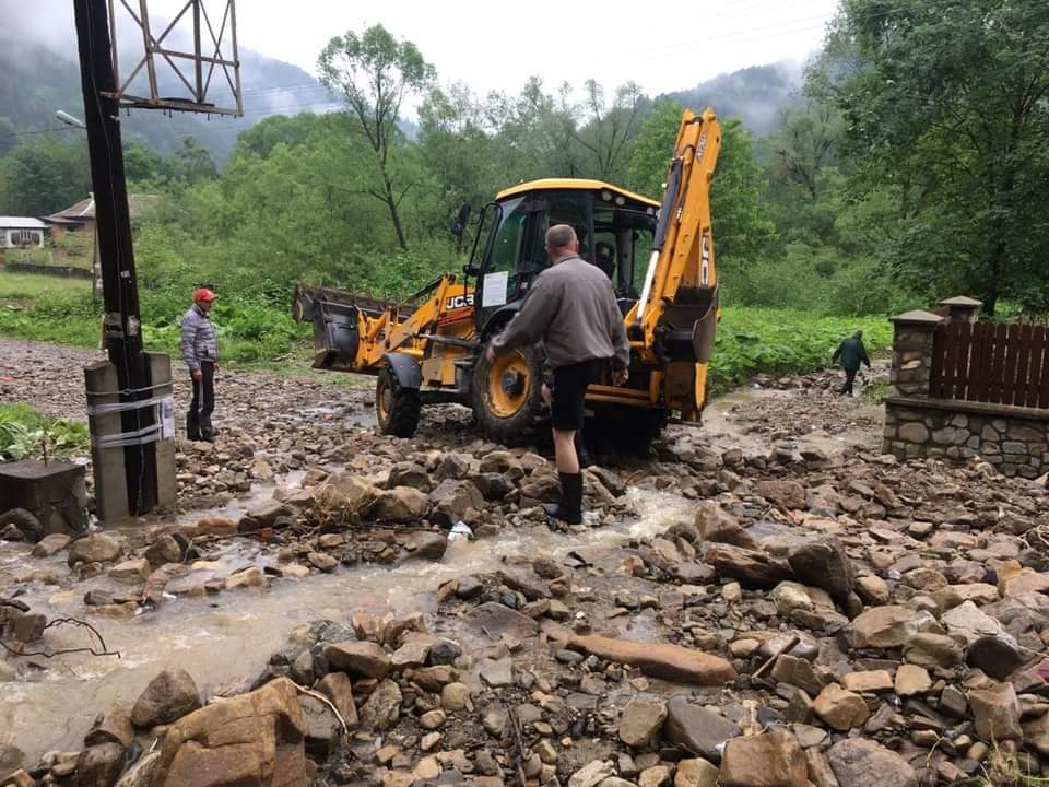 Повалені дерева та затоплені вулиці: на Верховинщині ліквідовують наслідки негоди 5