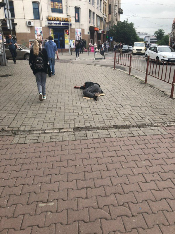 Франківців застерігають не подавати милостиню п'яничці біля ринку 1