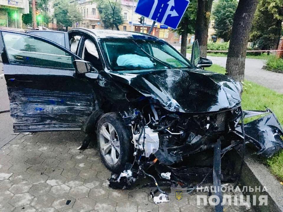 У поліції розповіли деталі аварії у Франківську, в якій загинув водій легковика 2