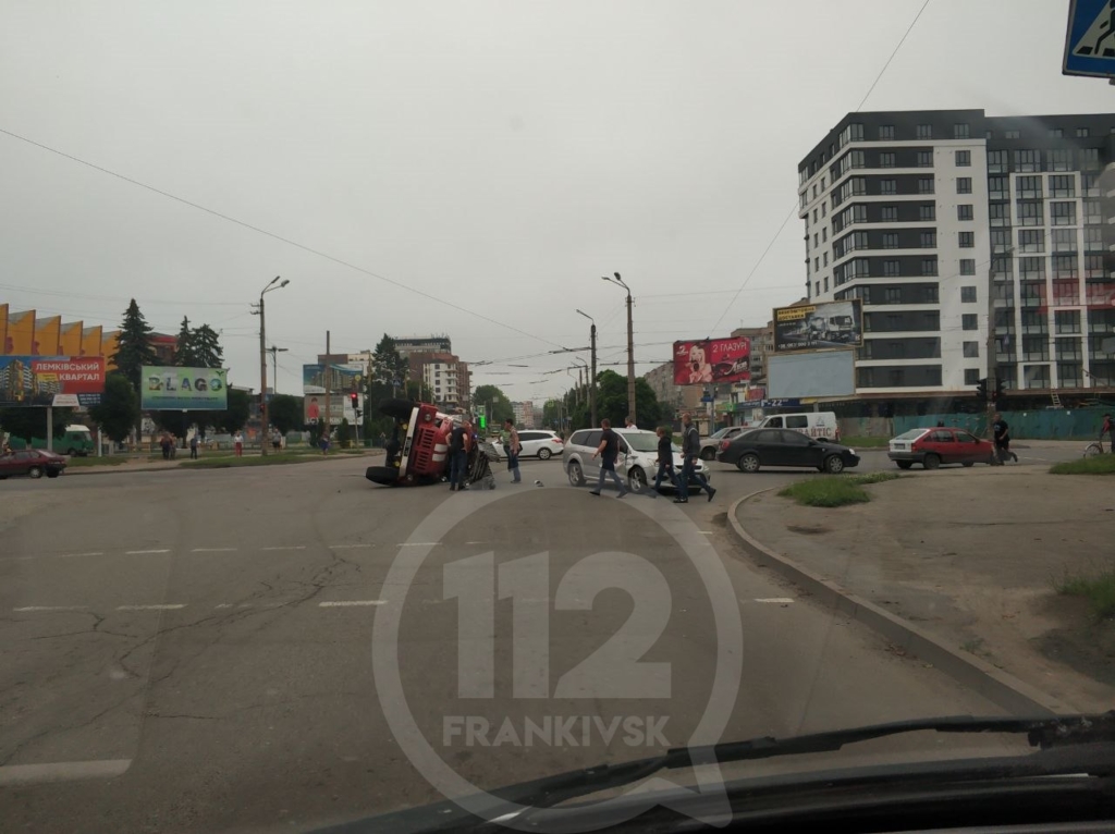 В ДТП на Вовчинецькій перевернулася машина рятувальників 1