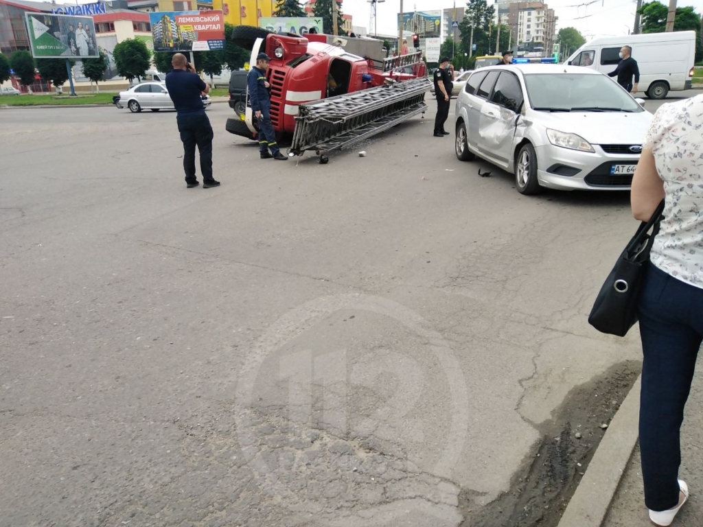 В ДТП на Вовчинецькій перевернулася машина рятувальників 2