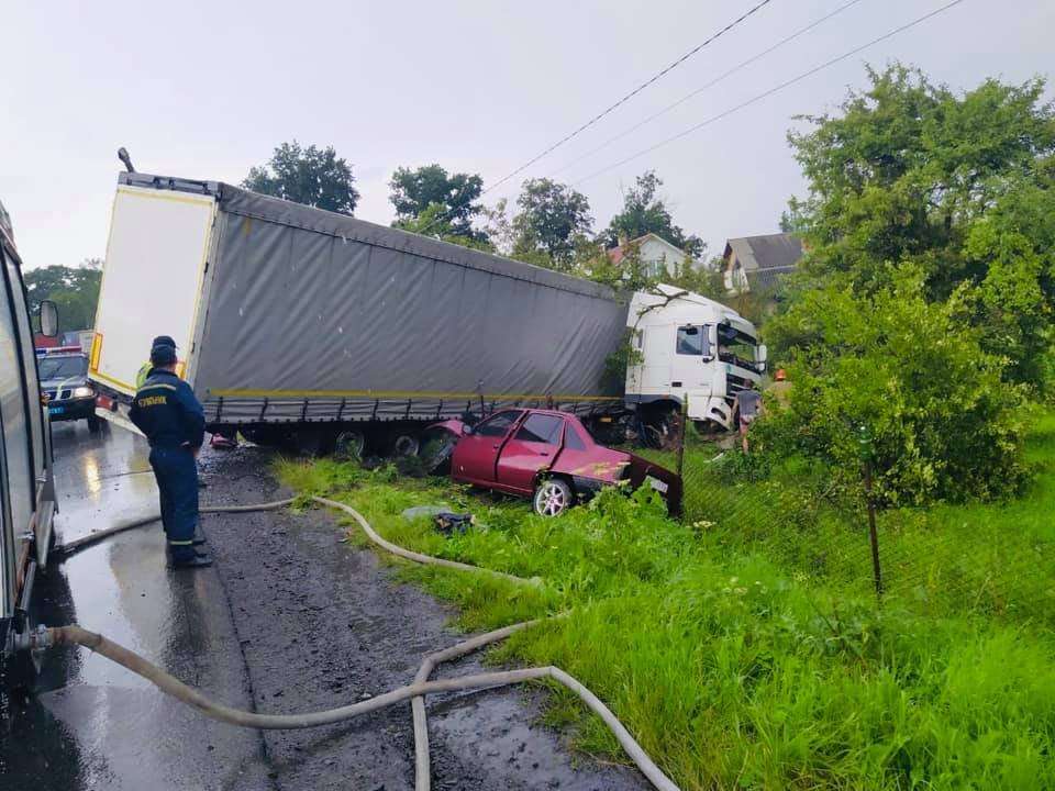 У Долині зіткнулися вантажівка і легковик – двоє людей у лікарні 1