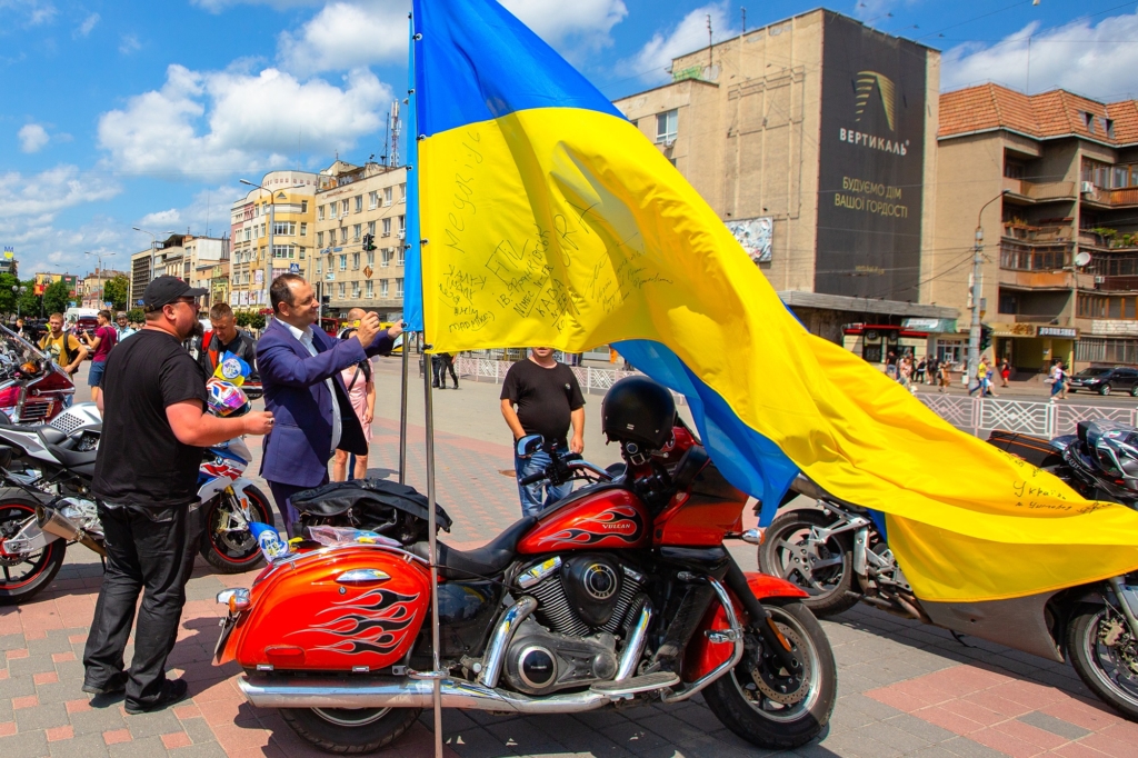 У Франківську учасникам мотопробігу за єдність України підписали прапор 3