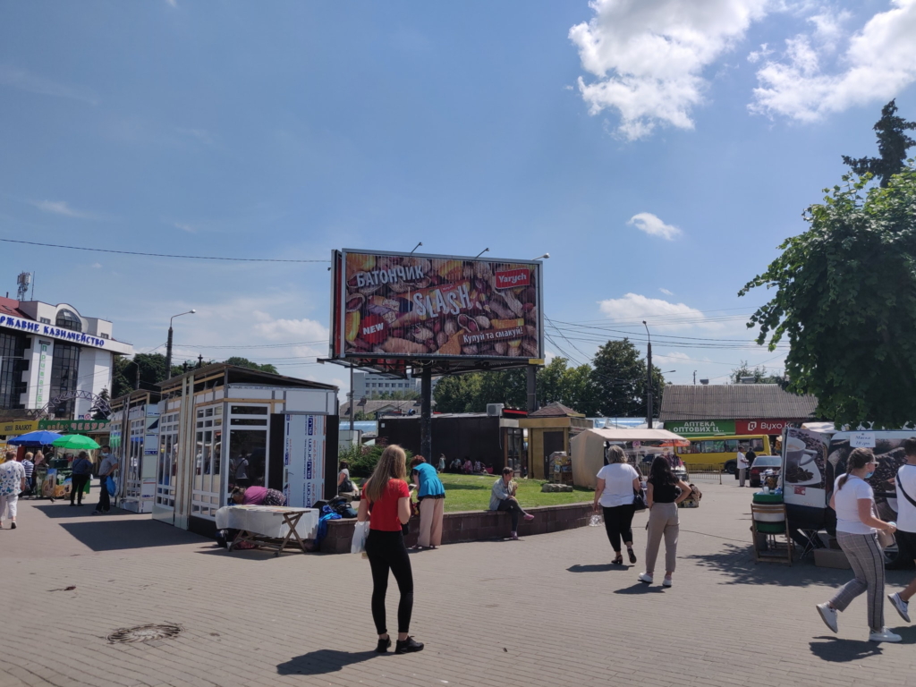 МАФи біля універмагу в Івано-Франківську