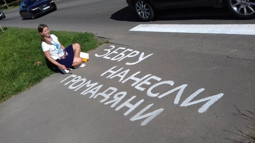 Франківці наносять розмітку на Набережній