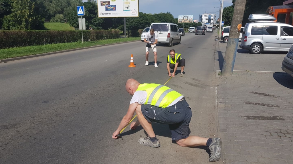 Якщо влада не діє: франківці самостійно малюють розмітку на Набережній 3