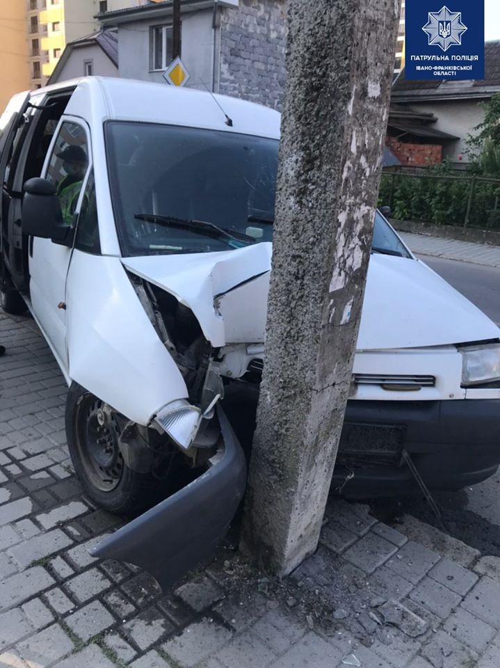 У Франківську п'яний водій в'їхав у електричний стовп 1