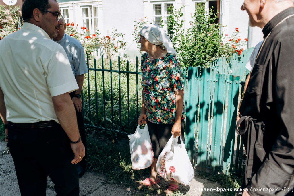 Владика Володимир Війтишин передав допомогу постраждалим від паводків у Галичі 1