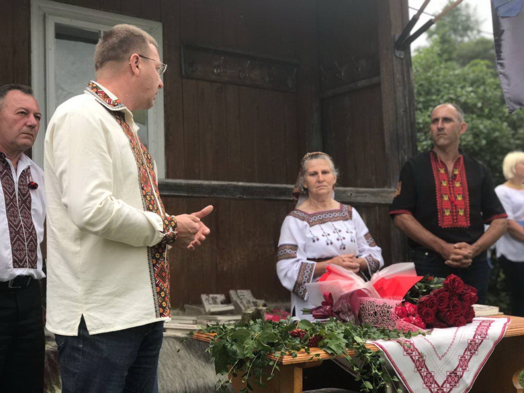 "Добро нації – найвищий наказ": у Яблуниці презентували книгу про унікальну історію родини 4