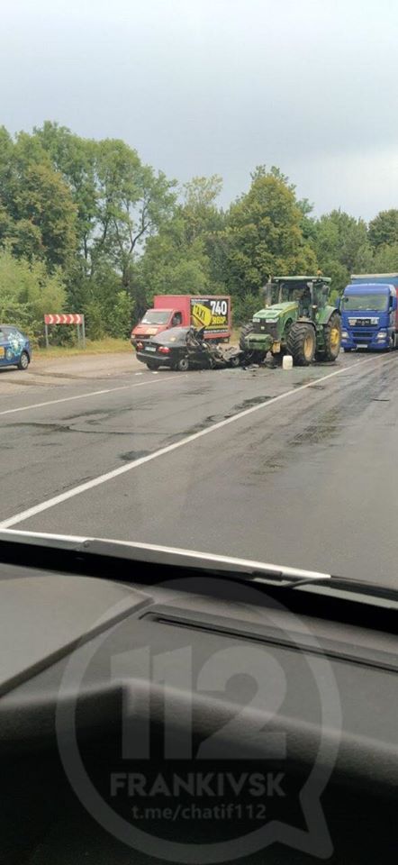 На трасі Калуш - Франківськ "Ланос" вщент розбився об трактор 1