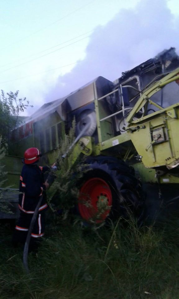 На Рогатинщині п’ять рятувальників гасили пожежу комбайна 1
