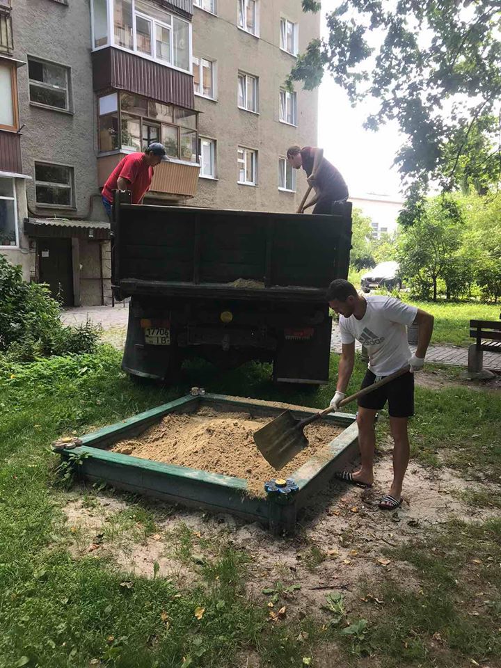 За майбутнє облаштовує пісочниці в Івано-Франківську