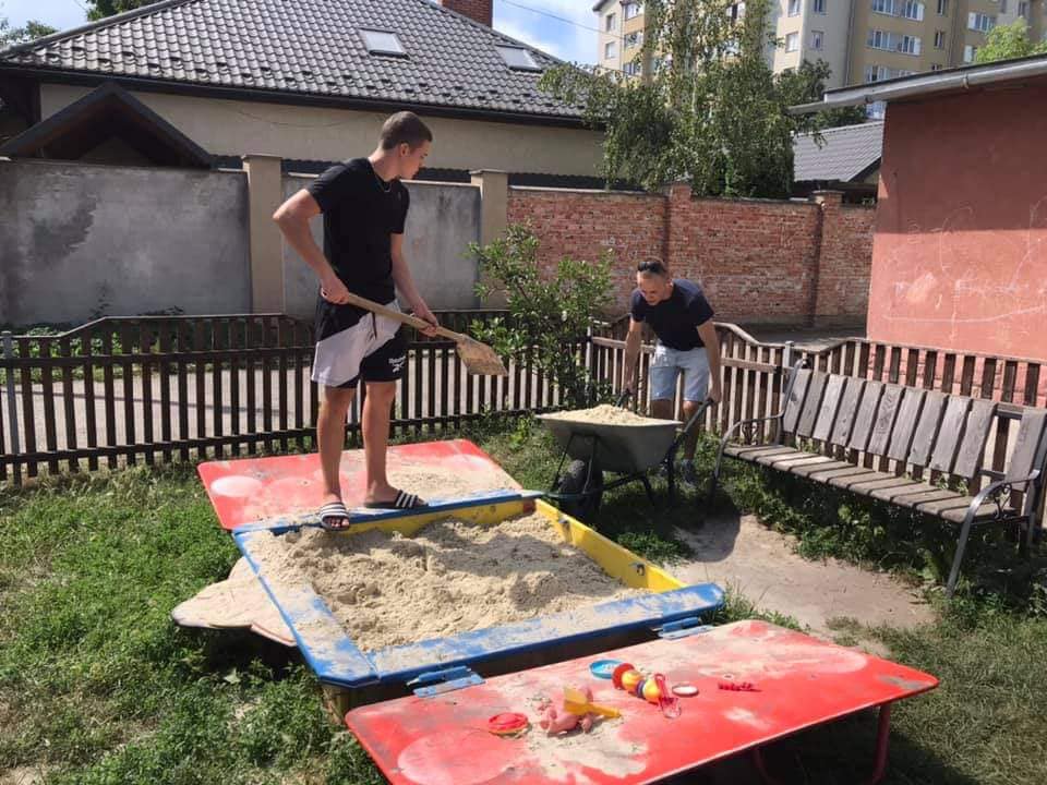 За майбутнє облаштовує пісочниці в Івано-Франківську