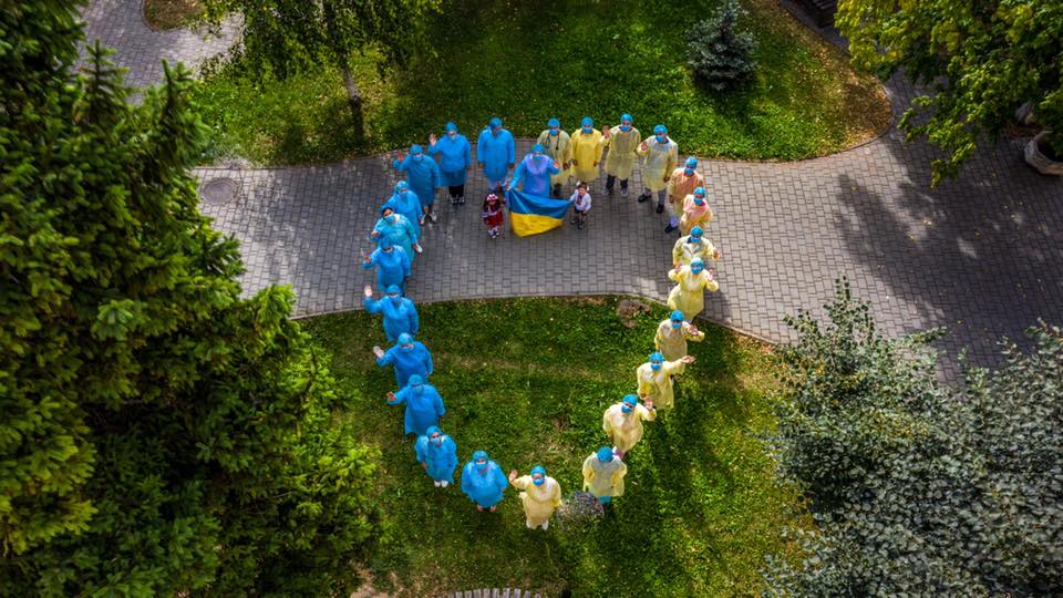 Франківські медики приєдналися до флешмобу "З Україною в серці" 3