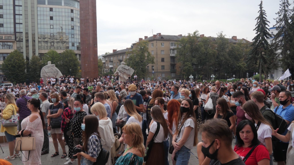 Франківськ проти "червоної" зони: сотні людей вийшли на протест проти карантинних обмежень 2