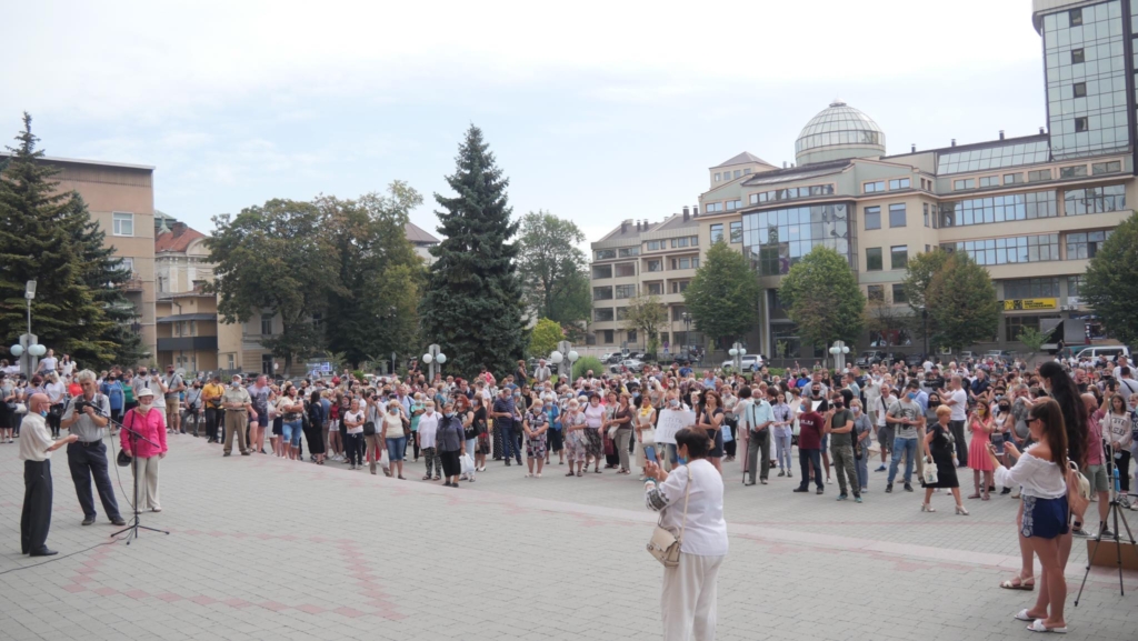 Франківськ проти "червоної" зони: сотні людей вийшли на протест проти карантинних обмежень 1