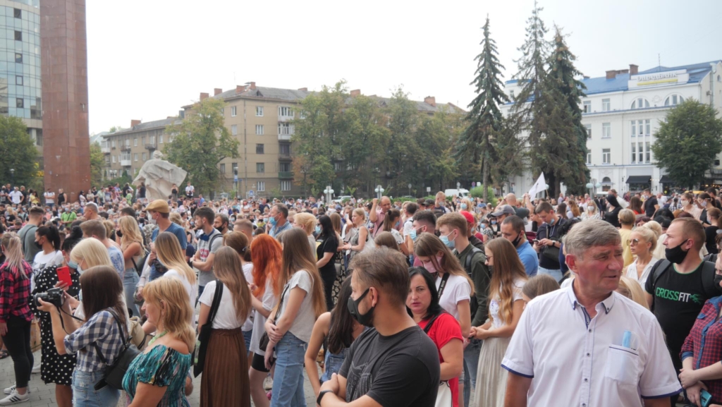 Франківськ проти "червоної" зони: сотні людей вийшли на протест проти карантинних обмежень 3