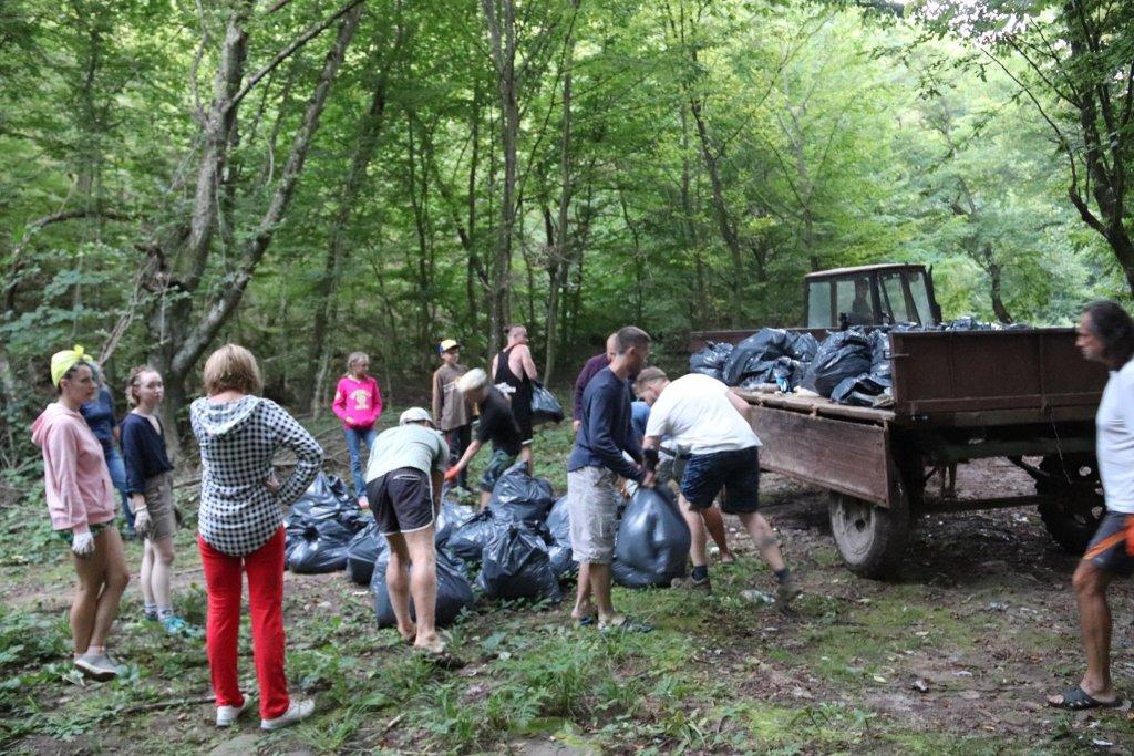 Ековолонтери зібрали на березі Дністра 1,5 тонни сміття 1